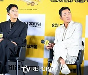 [T포토] 주지훈-하정우 '포즈까지 닮은 꼴'