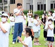 손흥민 '아이들과 천진난만'[포토]