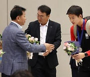 은메달 목에 걸고 귀국하는 U-17 축구대표팀