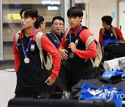 은메달 목에 걸고 귀국하는 U-17 축구대표팀