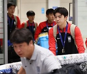 은메달 목에 걸고 귀국하는 U-17 축구대표팀