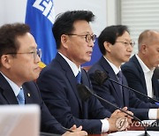 더불어민주당 원내대책회의서 발언하는 박광온