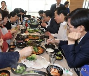 노량진수산시장 방문한 국민의힘 교육위