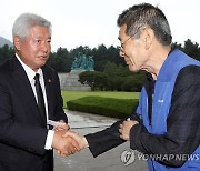 전몰군경 유족 위로하는 김홍일 국민권익위원장