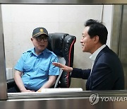 시민과 대화 나누는 오세훈 시장