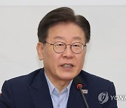 한반도 평화행동 대표단 간담회에서 인사말하는 이재명 대표