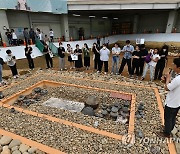 경주 쪽샘 발굴현장에서 고분축조과정 설명하는 연구원