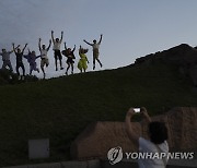 '전쟁중 졸업' 키이우서 기념사진 찍는 학생들