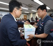 '최저임금 1만2천원' 서명지 전달하는 류기섭 근로자위원