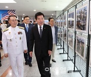 [포토]'한미 해군·해병대의 발자취' 관람하는 김진표-이종호