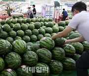 [포토] 수박 구매하는 소비자