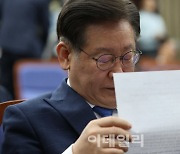 [포토]'자료 살펴보는 이재명 대표'