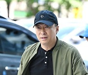 [Ms포토] 이성민 '모닝 커피와 함께 출근'