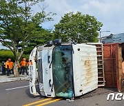 진주성 앞 삼거리서 우회전하던 5톤 트럭 전복…2명 부상