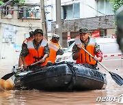 폭우로 침수된 도로서 보트 타고 수색하는 中 경찰