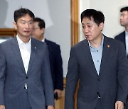 은행지주회장 간담회 참석하는 김주현·이복현