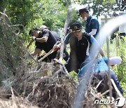 삽으로 땅 파고 수색견 투입…부산 '생후 8일 아기' 찾는 경찰