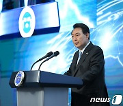 윤 대통령 "세계 최고의 기술개발 지원, 국가의 책무"(종합2보)