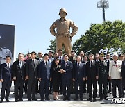 다부동전적기념관에 세워진 백선엽 장군 동상