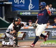 [포토] 유강남 '홈 승부는 무리였어'