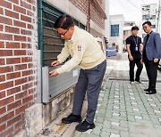 박강수 마포구청장, 성산동 물막이판 설치 현장 점검