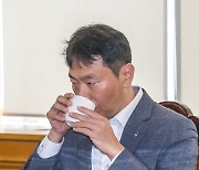 [포토] 물 마시는 금감원장