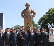 칠곡에 백선엽 장군 동상 제막…"백척간두 위기서 조국 구해"