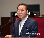 [포토]긴급 의원총회에서 발언하는 윤재옥 원내대표