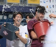 [포토]'데뷔 첫 승리' 장재영, 시원한 축하 세리머니