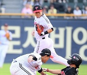 김상수 막는 손호영 [MK포토]