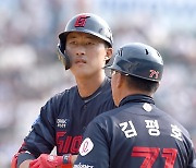 '4월 MVP+필승조'의 복귀, '완전체' 앞둔 롯데도 총력전…이제 '50억 유격수'도 온다