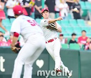 [MD포토] 최정 '완벽한 수비'