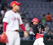 [MD포토] 첫 홈런 한준수 '위풍당당'