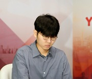 ‘국내엔 적수가 없다’ 신진서, 신민준 꺾고 YK건기배 우승…9관왕 등극