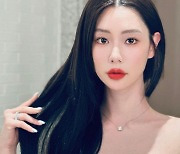 '사업가♥' 클라라, 도발적 자태…레드립으로 완성한 섹시美