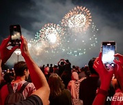 독립기념일 축하 불꽃 즐기는 뉴욕 시민