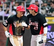 투런포 뽑아낸 김도영, '나성범 축하 받으며' [사진]