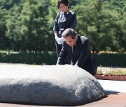 盧 묘역서 눈물 보인 이낙연…“이재명과 줄다리기 안 해”