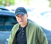 [T포토] 이성민 '형사 느낌 나는 출근길'