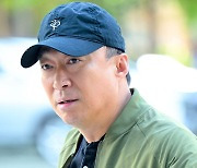 [T포토] 이성민 '스크린 찢고 나온 형사'