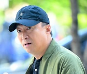 [T포토] 이성민 '많은 취재진에 깜놀'