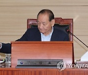 전체회의 주재하는 김효재 직무대행