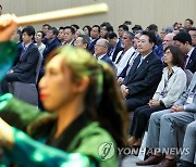 축하공연 관람하는 윤 대통령