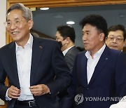 입장하는 은행 금융지주 회장들