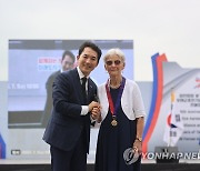 박민식 장관, 전몰장병 유족들에게 평화의 사도 메달 수여