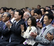 박수치는 윤석열 대통령