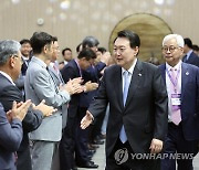 참석자들과 인사하는 윤석열 대통령