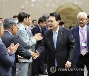 참석자들과 인사하는 윤석열 대통령