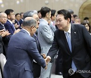 참석자들과 인사하는 윤석열 대통령