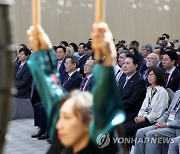 축하공연 지켜보는 윤석열 대통령